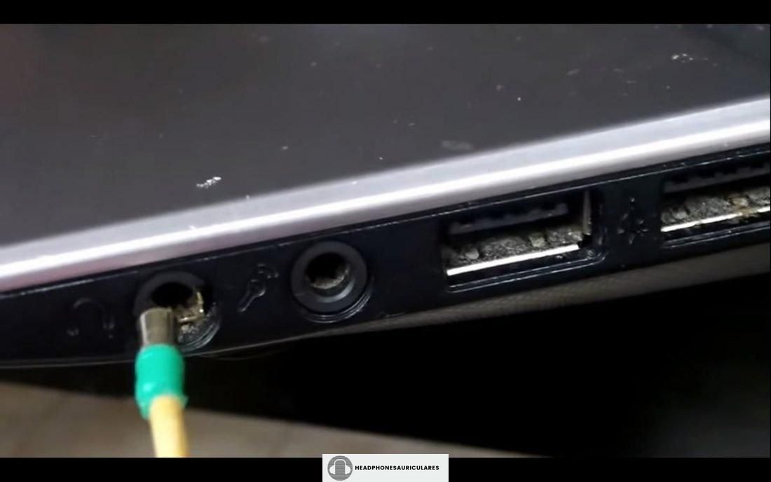 Cómo usar un palillo de dientes con superglue para quitar un conector de auriculares roto (de YouTube.com)