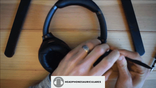 Extracción de la carcasa de los auriculares.  (De: Reparación de auriculares de bricolaje en YouTube)