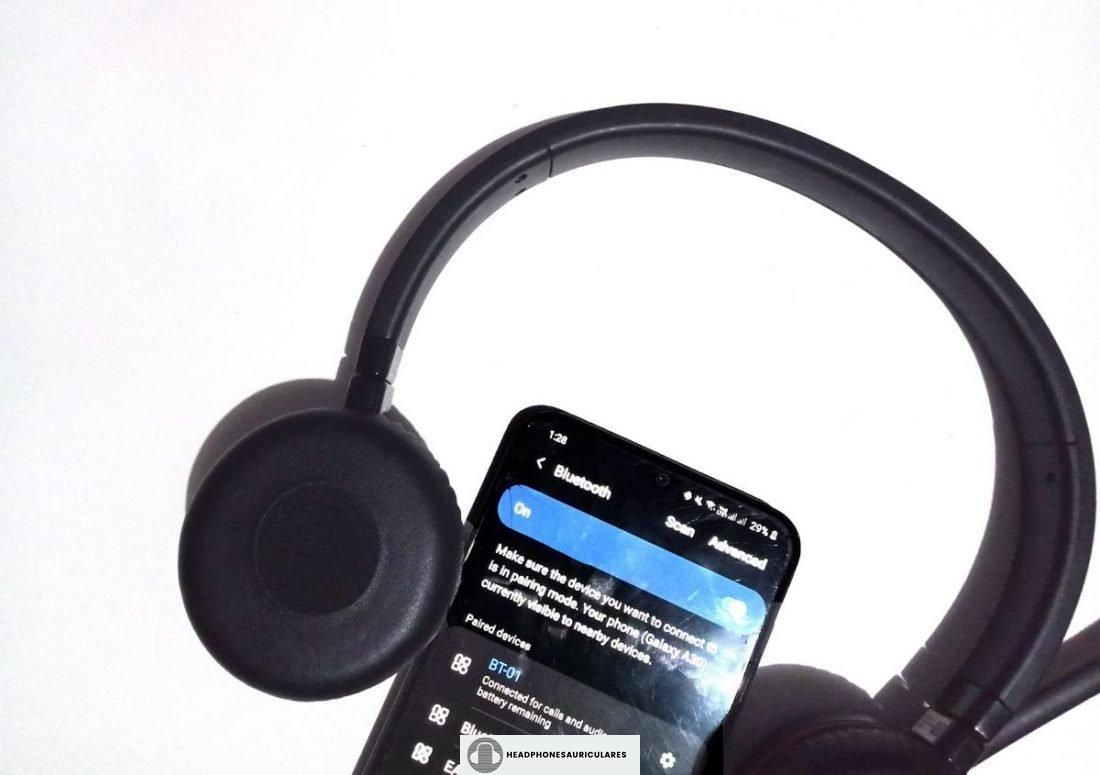 Auriculares Bluetooth conectados con teléfono móvil.