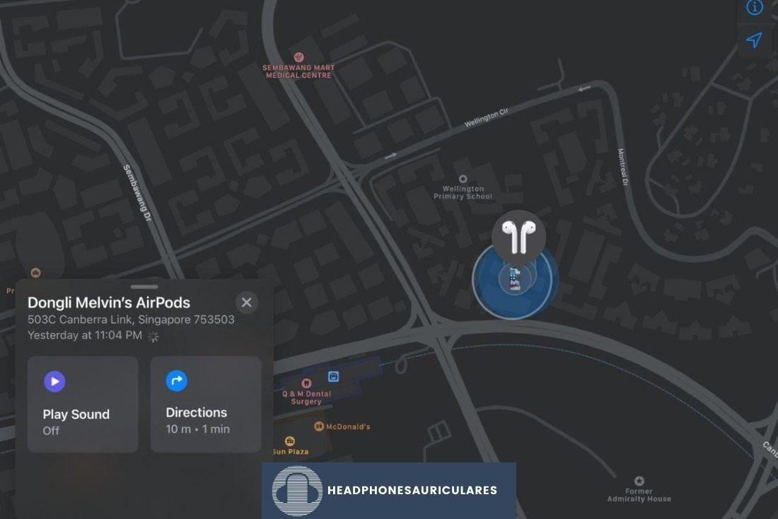 Ubicación de AirPods en el mapa de la aplicación Find My con la opción de reproducir sonido u obtener indicaciones para llegar a él.