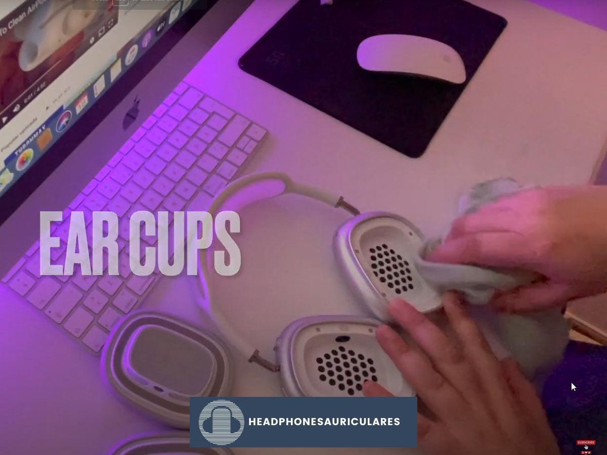 Limpiar los AirPods Max con un paño húmedo (De: Youtube/ Jenny Tech & More)