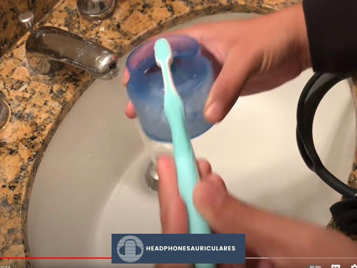 Usar un cepillo de dientes de cerdas suaves para limpiar la diadema (De: Youtube/iDV Create)