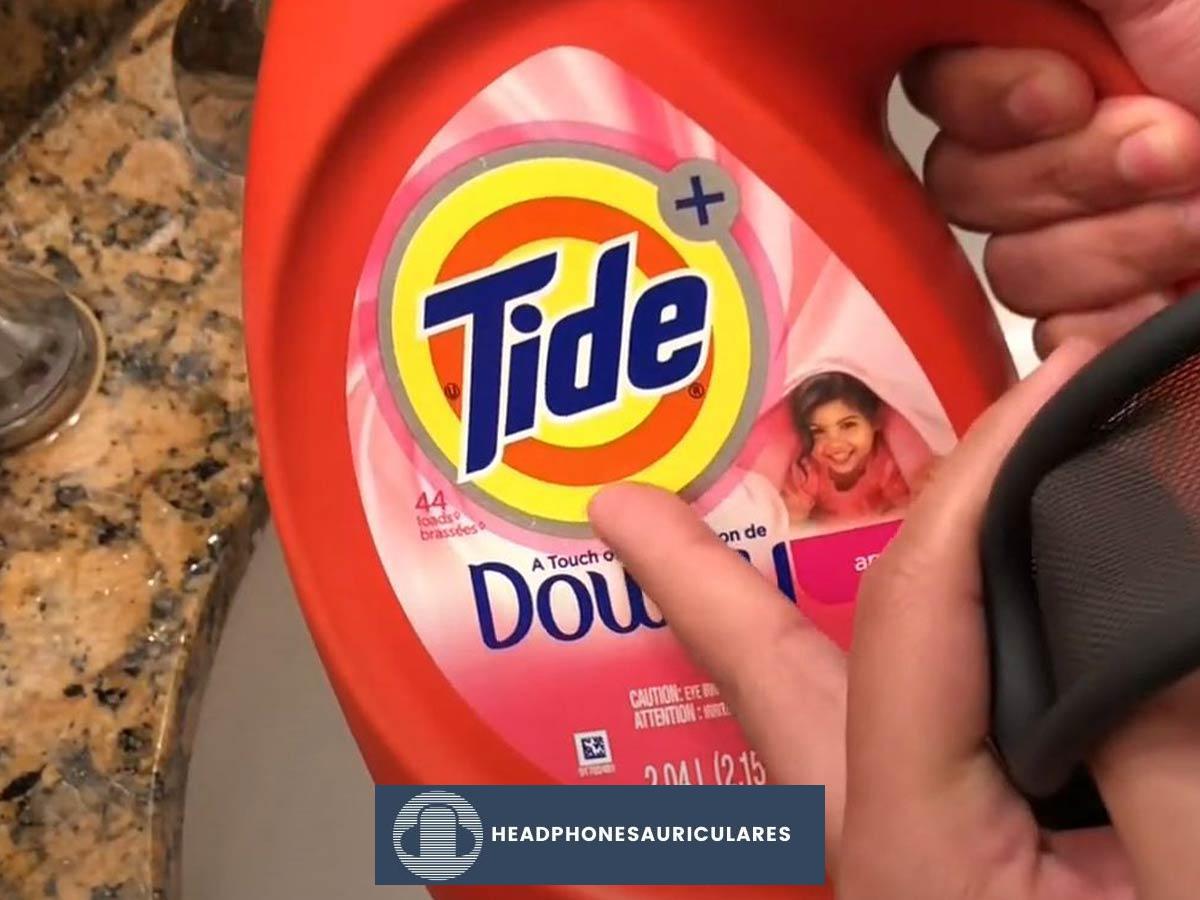 Mezclar detergente líquido para ropa en una taza de agua (De: Youtube/ iDV Create)