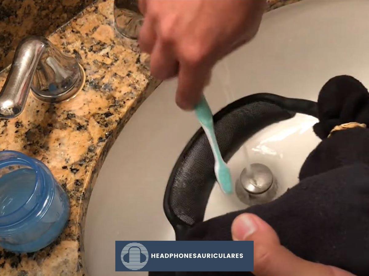 Quitar el detergente usando el mismo cepillo (De: Youtube/ iDV Create)