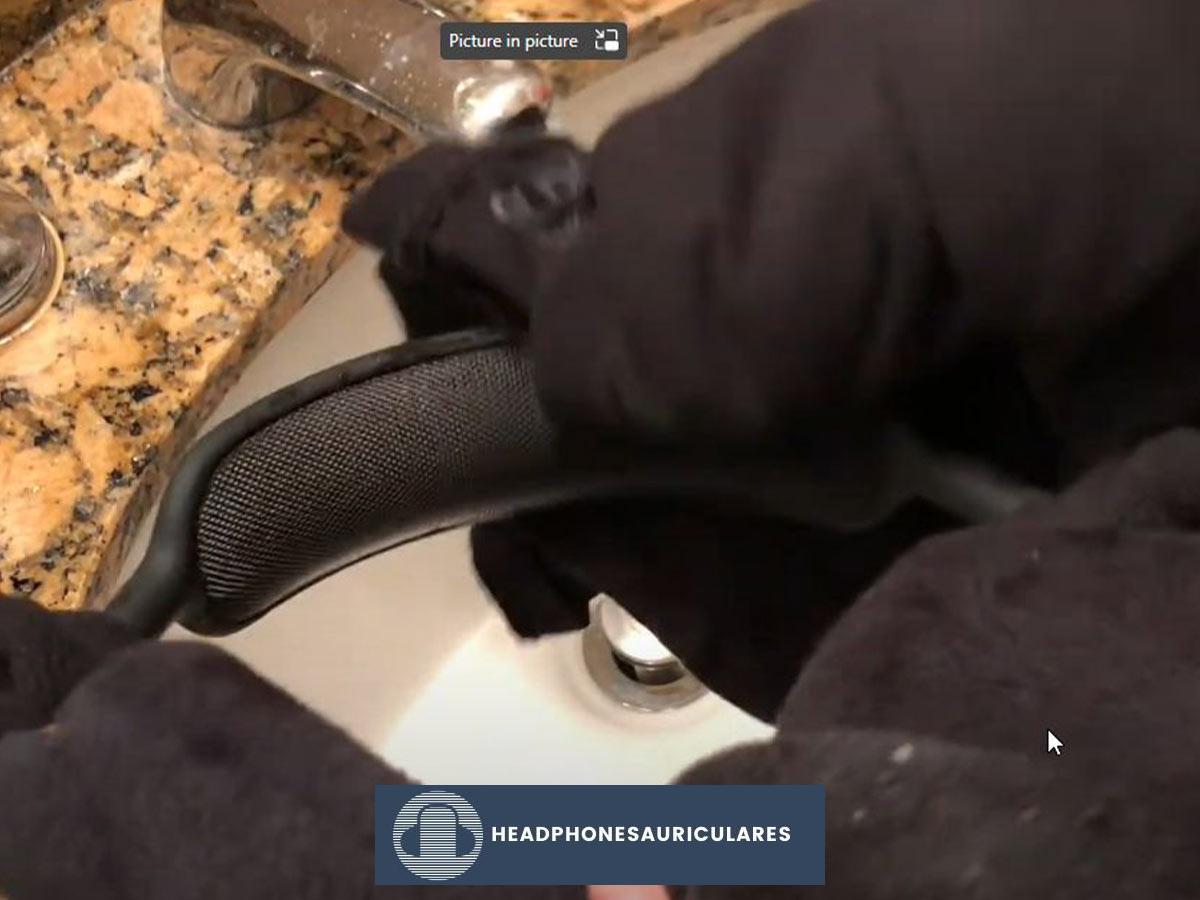 Secar la diadema de los AirPods Max con un paño sin pelusa (De: Youtube/ iDV Create)