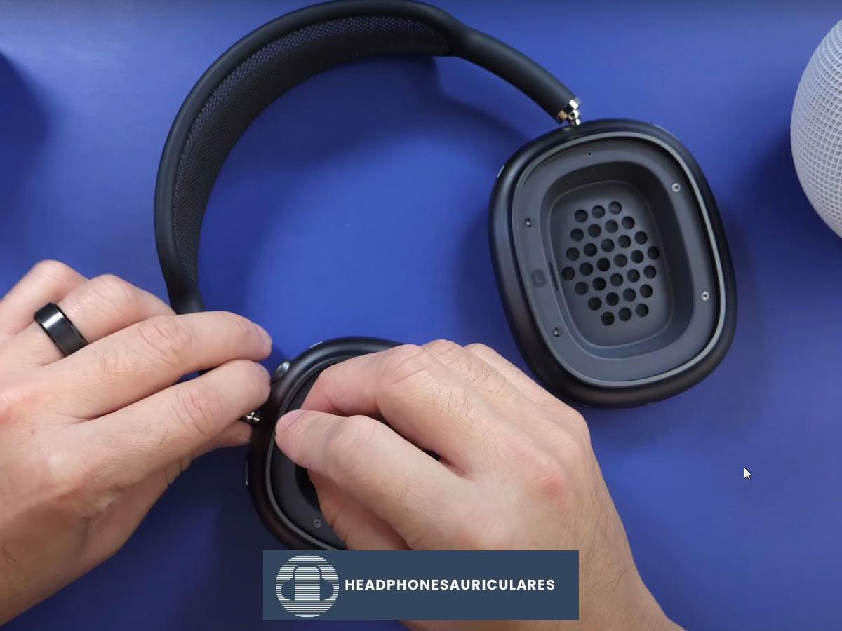 Quitar los auriculares AirPods Max con la herramienta de extracción de sim (De: Youtube/iDeviceHelp)
