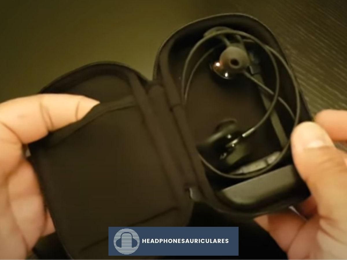 Colocación de los auriculares inalámbricos Bose SoundSport dentro del estuche (De: Youtube/Tech Zilla)