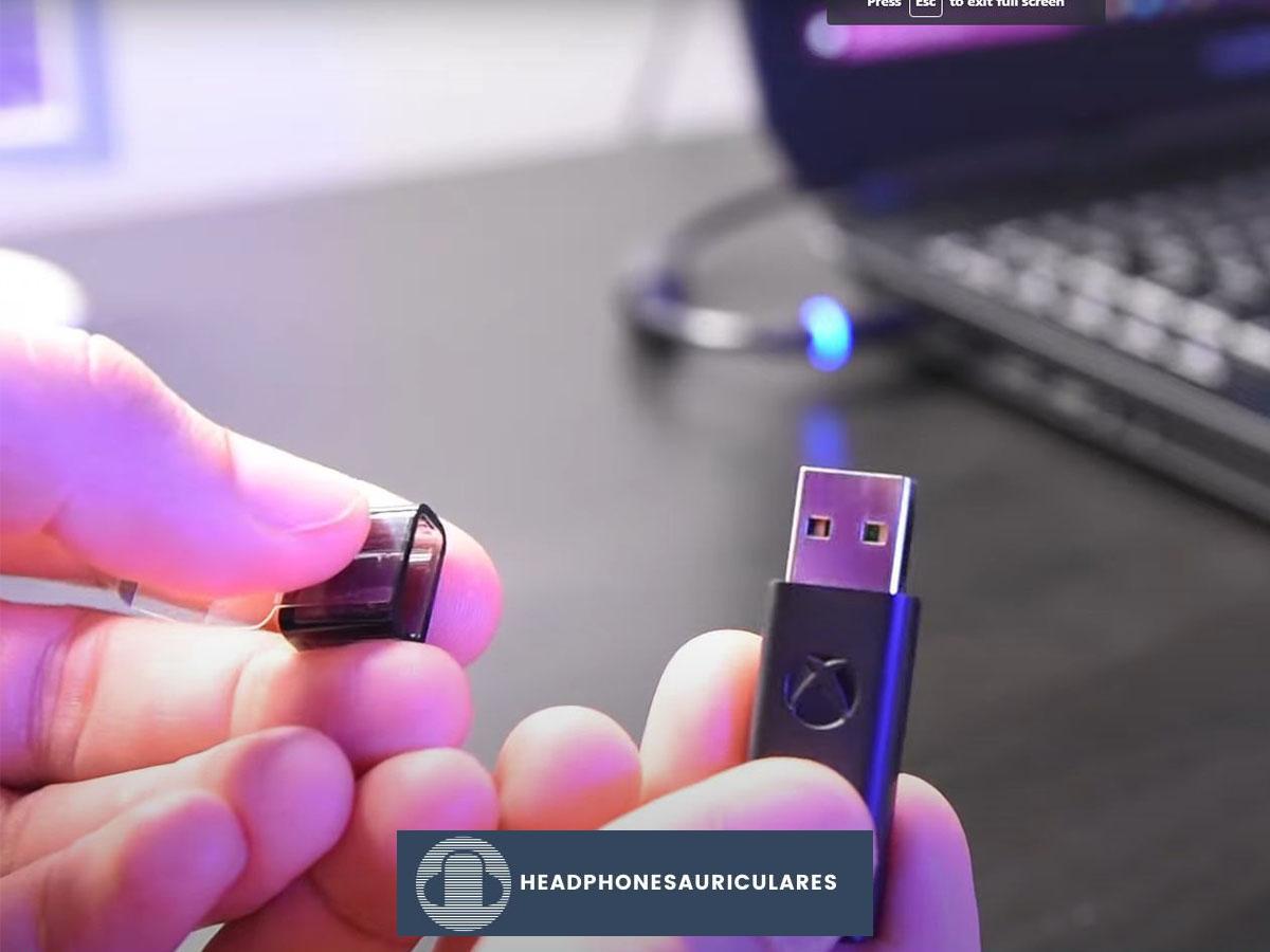 Conecte el dongle USB (De: YouTube/Liakouras Momentz)