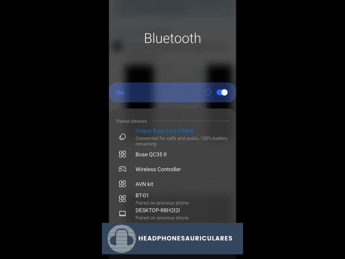 Empareje sus auriculares Bluetooth en su teléfono.