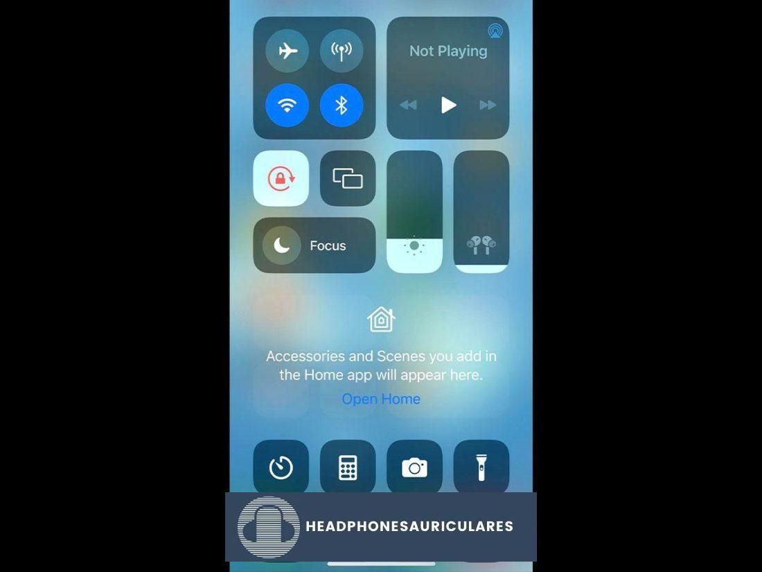 Abra el Centro de control.  Desliza el dedo hacia abajo desde la parte superior derecha de la pantalla o hacia arriba desde la parte inferior, según el modelo de iPhone que tengas.