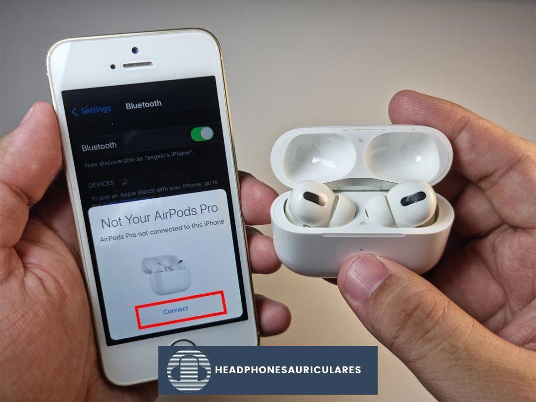 Conecte los AirPods a su dispositivo iOS.