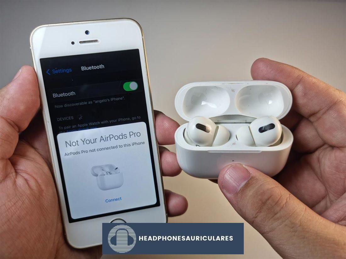 Abra el estuche de carga (con sus AirPods dentro) y acérquelo a su iPhone o iPad
