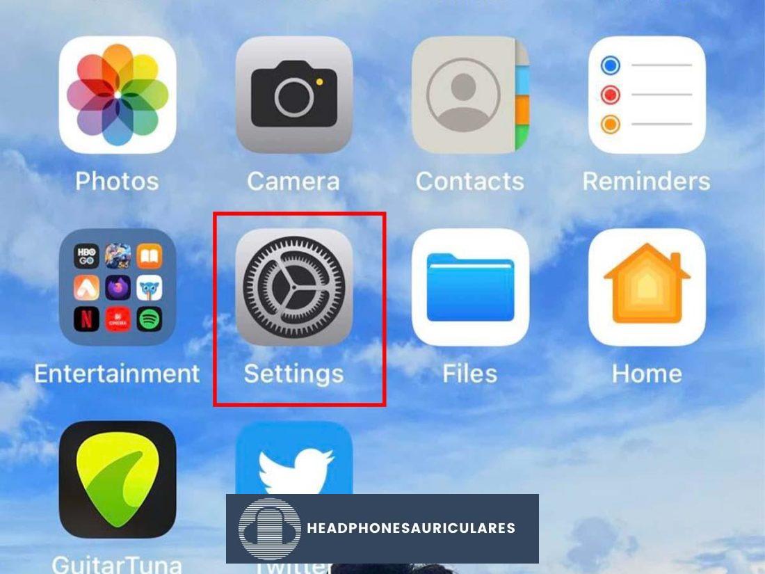 Pantalla del iPhone con foco en el icono de configuración del iPhone.