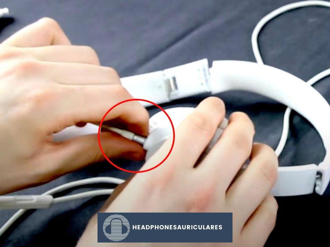 Desconectar los auriculares (De: Youtube/TechScrew)