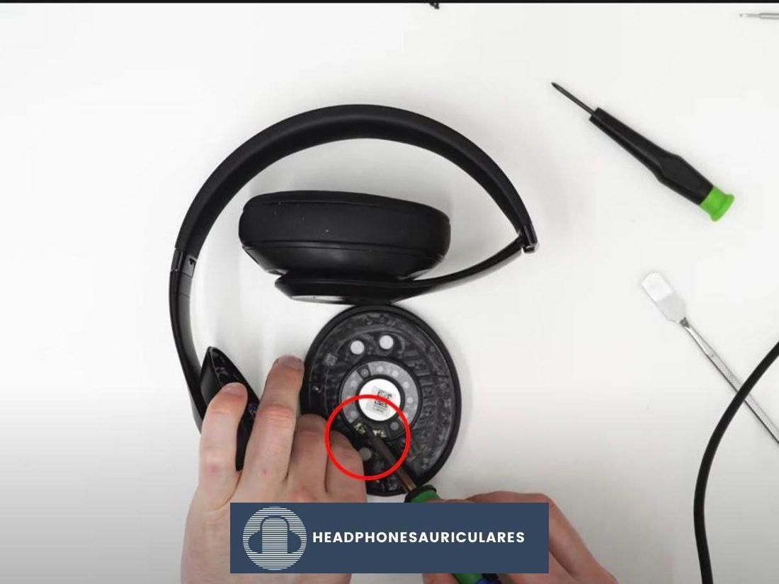 Colocación de los nuevos altavoces de los auriculares Beats (De: Youtube/Joe's Gaming & Electronics)