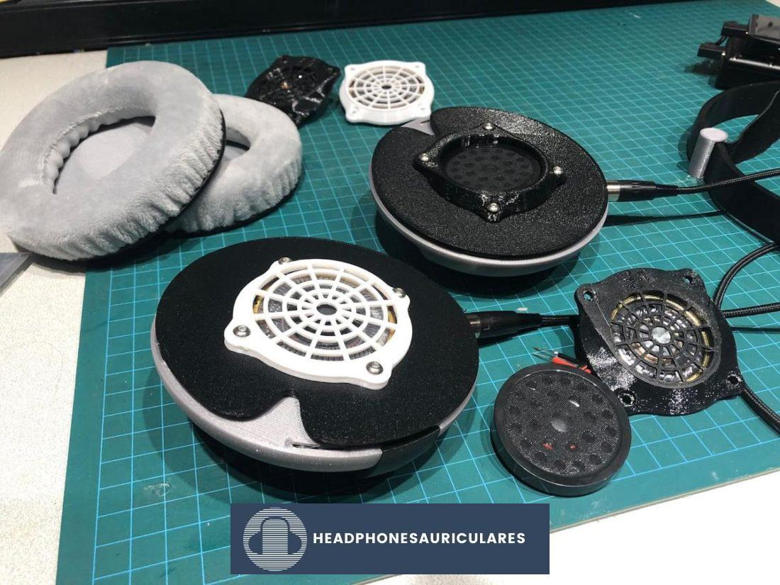 Los controladores Tymphany de 50 mm venían en monturas blancas impresas en 3D, lo que los hace fáciles de diferenciar de los controladores negros de 40 mm.