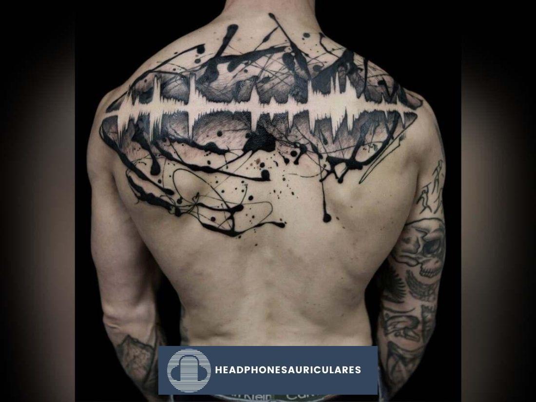 Tatuaje de onda de sonido en la espalda (De: Tattoo Ideas/Damian)