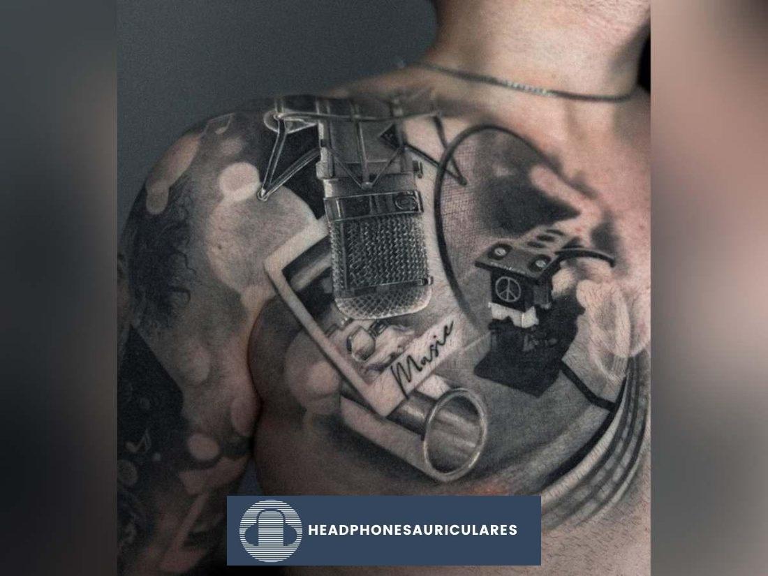 Tatuaje de micrófono de grabación vintage (De: Instagram/soojjosstattoo)