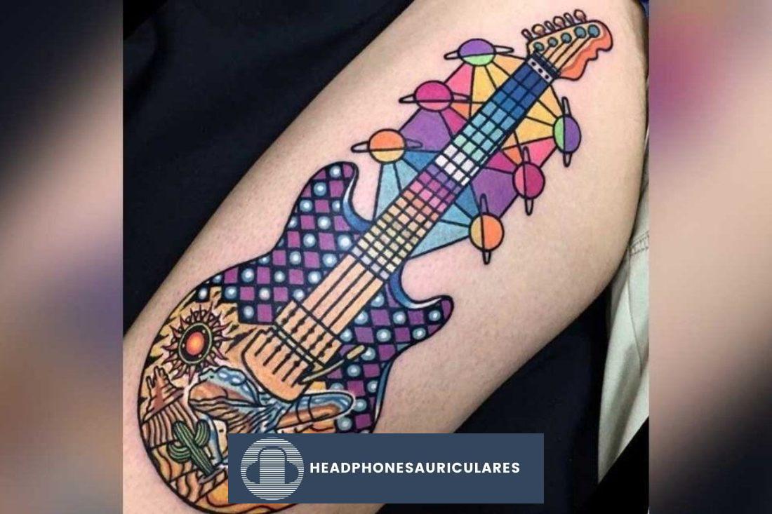 Un tatuaje de guitarra brillante y colorido.  (de: instagram.com/raro82) https://www.instagram.com/p/BlkjZpGBCAu/