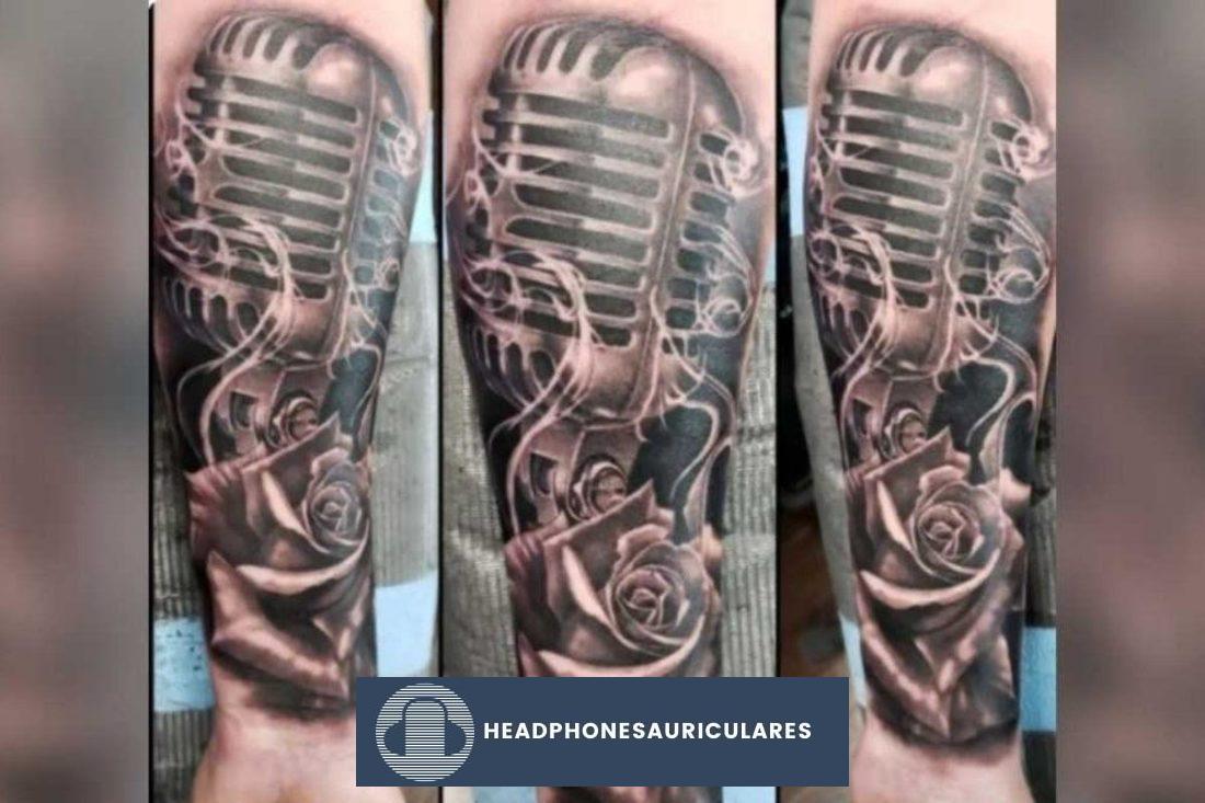 Una funda llena de micrófono para que siempre se escuche tu voz.  (de: tattoodo/Chris Jansen Tattoo) https://www.tattoodo.com/artists/chrisjansentattoo