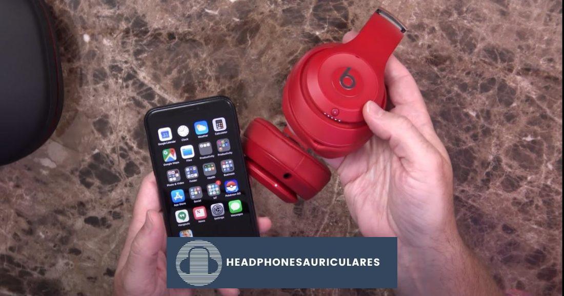 Encienda los auriculares Beats y póngalos en modo de emparejamiento.  (De: YouTube/Jordan Keyes) 