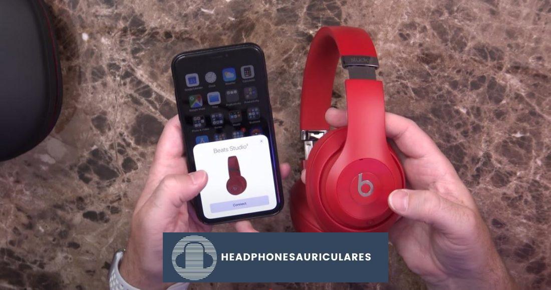 Conecte sus Beats a su iPhone a través del indicador.  (De: YouTube/Jordan Keyes)