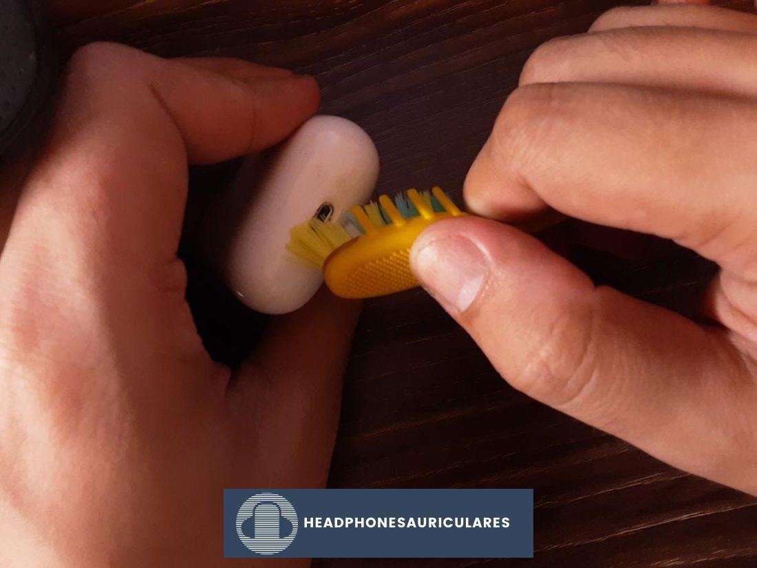 Cepillado de los AirPods con cepillo de dientes o hisopo de algodón