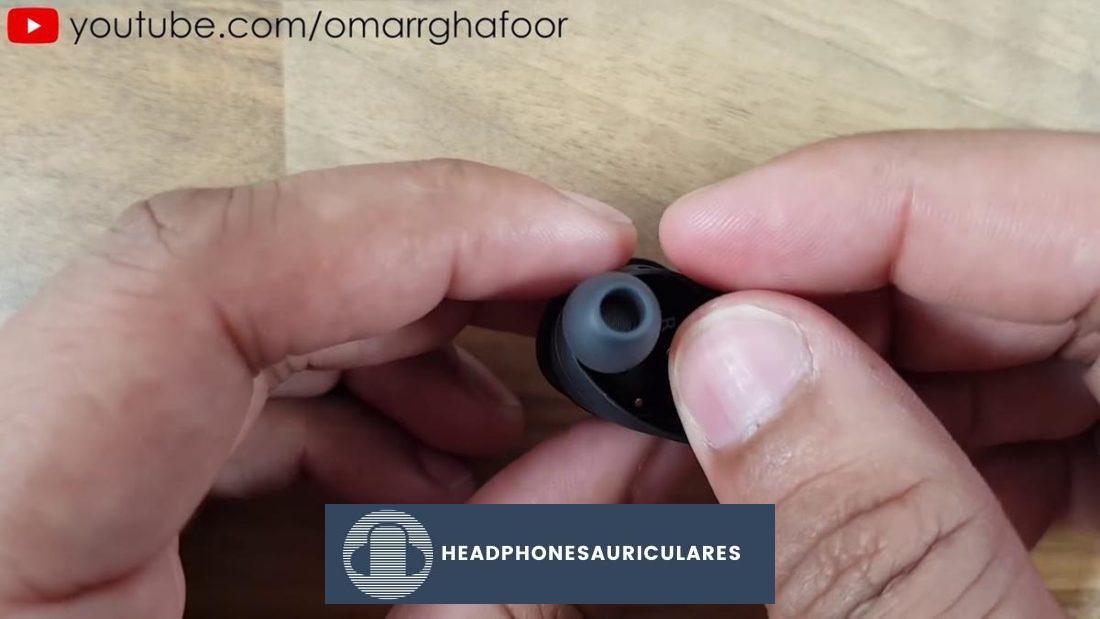 Volver a colocar la cubierta de goma en el auricular Gear IconX (De: Omarr Ghafoor/Youtube) https://www.youtube.com/watch?v=IUy4wLC3Lr0