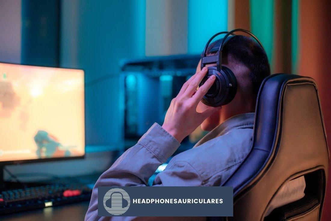 Hombre usando audífonos para juegos (De:Pexels).