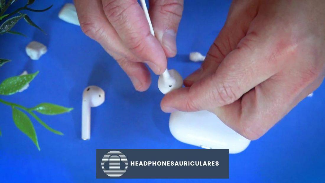 Desinfectar la cubierta de los auriculares (De: Raymond Strazdas/Youtube)
