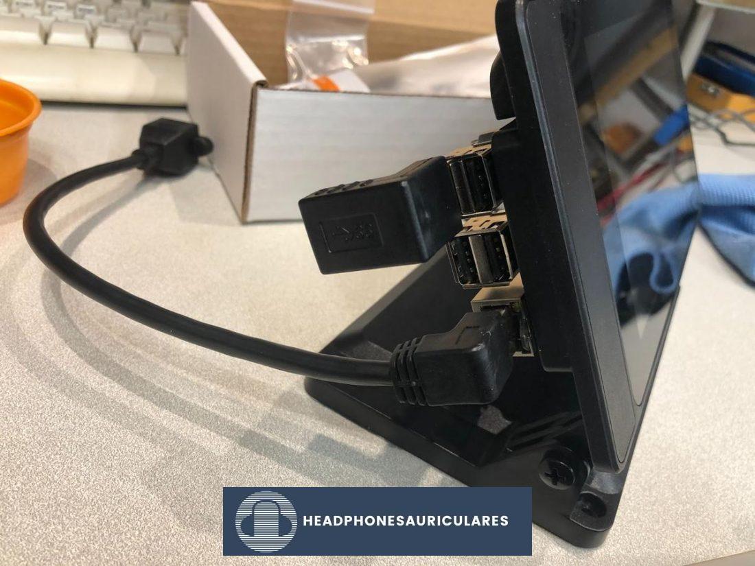 Los adaptadores de ángulo recto (USB superior, Ethernet inferior) limpian los cables que sobresalen del lateral de la carcasa.