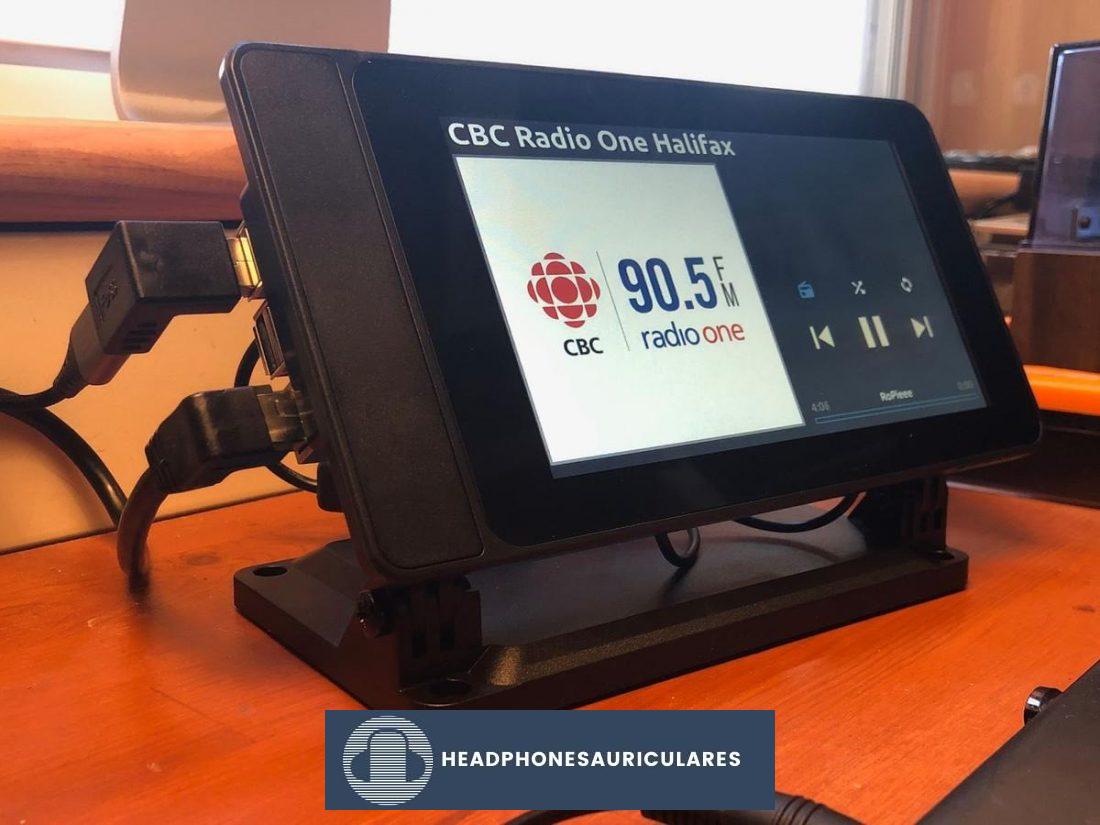 Escuchando CBC Radio 1 a través de Roon en RoPieee XL.  Una nueva forma de hacer algo antiguo.