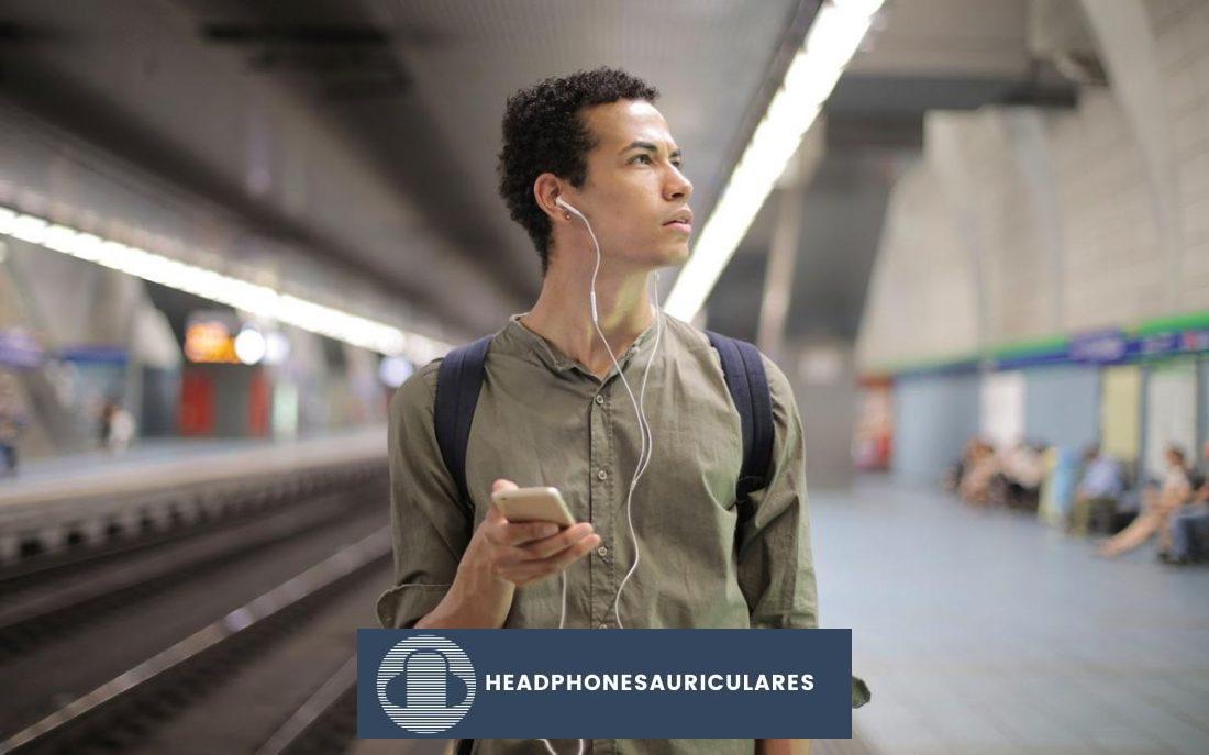 Hombre usando audífonos en el metro (De: Pexels)