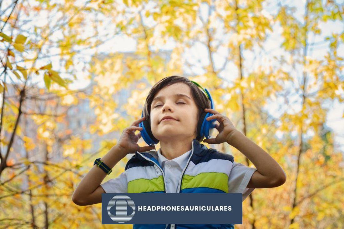 Niño escuchando auriculares (De: Pexels)