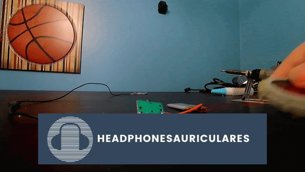 Soldar altavoces a una placa de circuito de auriculares.  (De: Brandon Pyle Youtube).