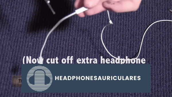 Cortar los auriculares conectados al micrófono.  (De: theCinemaAce YouTube)