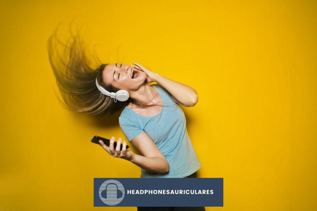 Chica usando audífonos inalámbricos (De: Pexels)