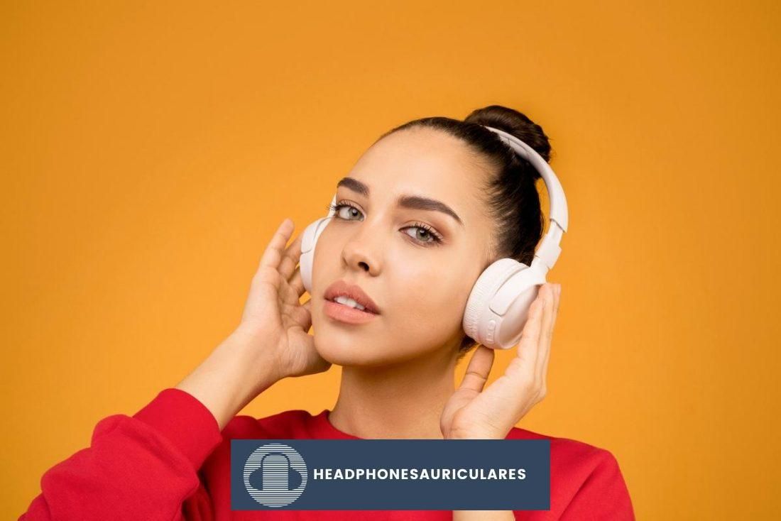 Mujer usando audífonos inalámbricos (De: Pexels)