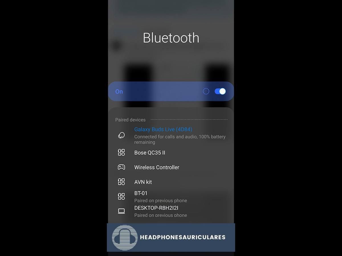 Auricular Bluetooth conectado al teléfono