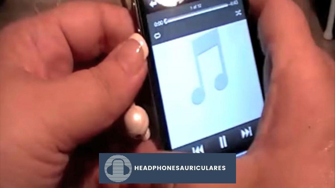 Conexión de auriculares al iPhone y reproducción de música (De: Sandy Lareau/YouTube)
