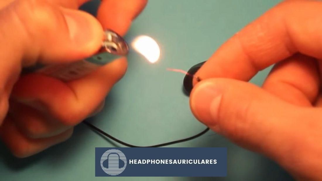 Quemar el esmalte del cableado de los auriculares (De: RichsMethods/YouTube)
