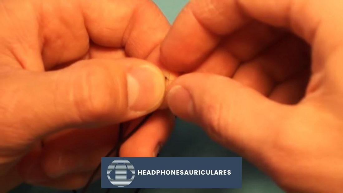 Retorcer los cables de cobre de los auriculares (De: RichsMethods/YouTube)