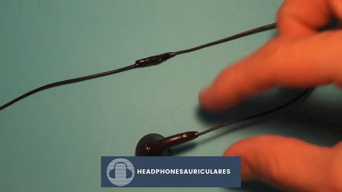 Cableado de auriculares fijo cubierto con cinta aislante (De: RichsMethods/YouTube)