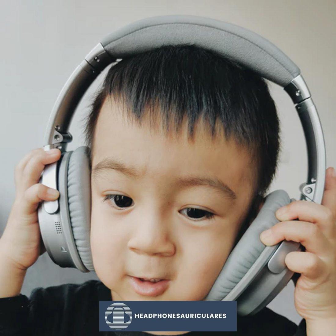Niño usando audífonos que no le quedan bien.  (De: Unsplash)