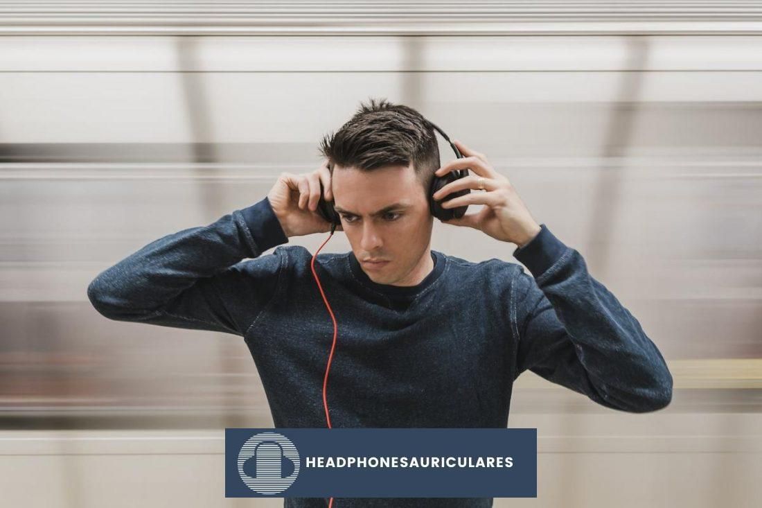 Hombre usando audífonos incómodos (De: Pexels)