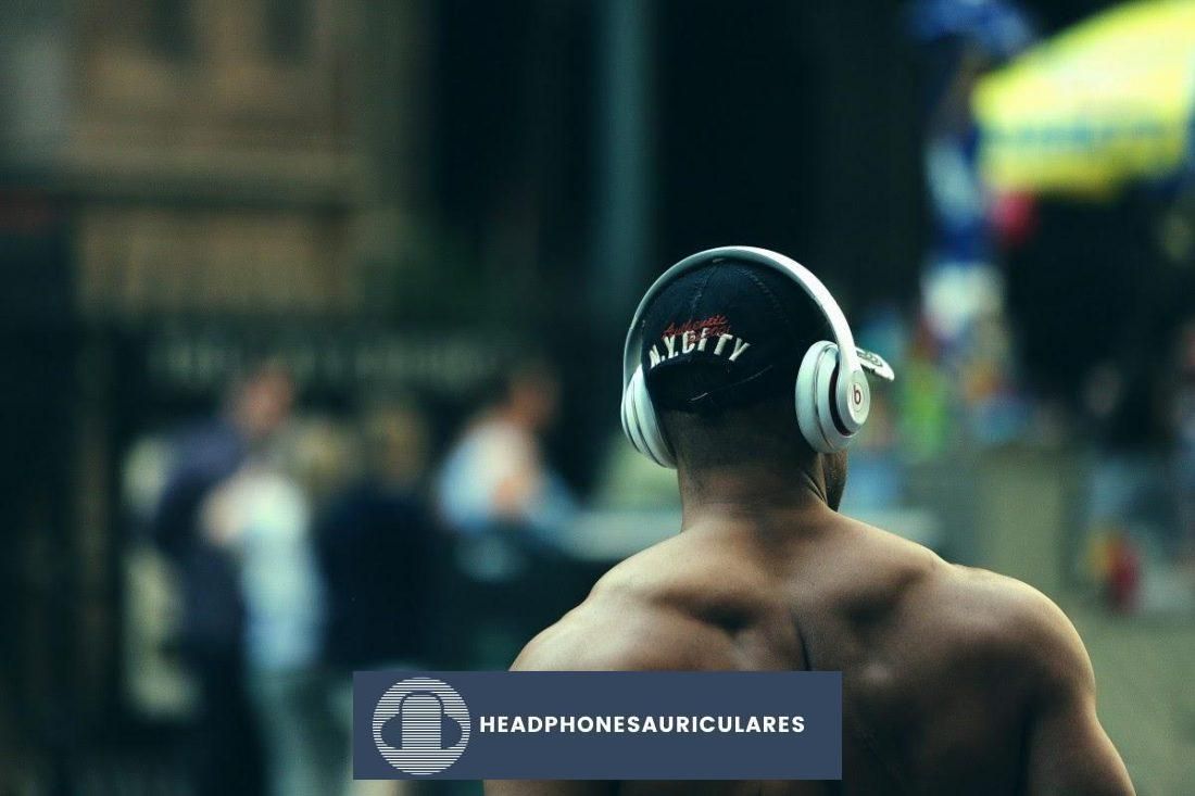 Hombre en forma con gorra y audífonos inalámbricos mientras hace ejercicio (De: Pxhere.com)