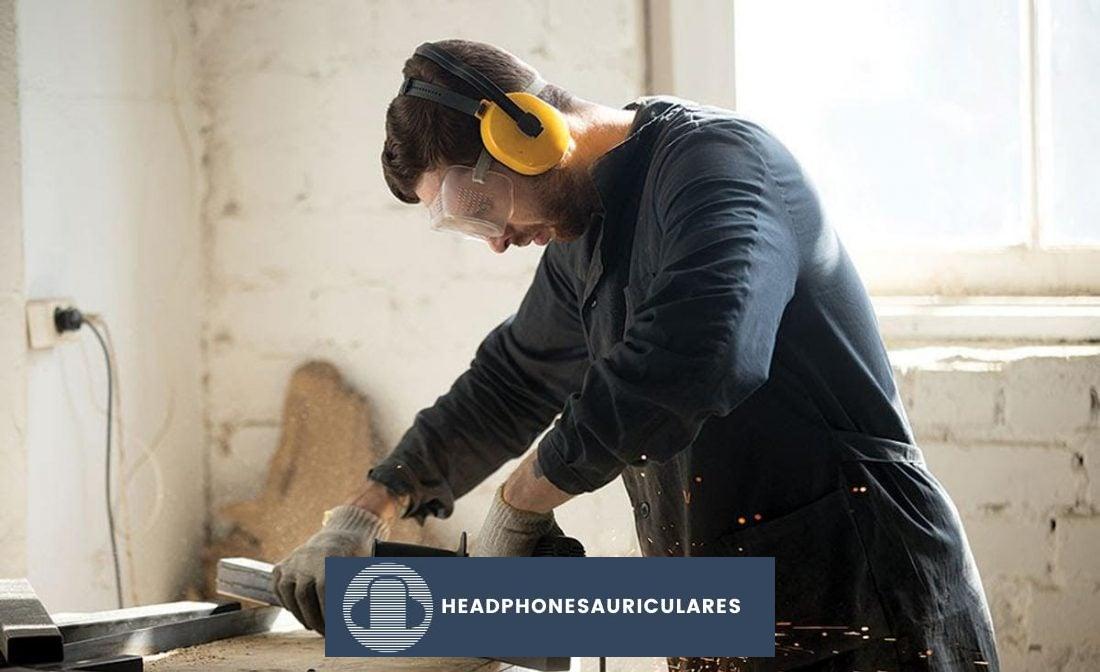 Un tipo que usa orejeras mientras trabaja (De: ishn.com)