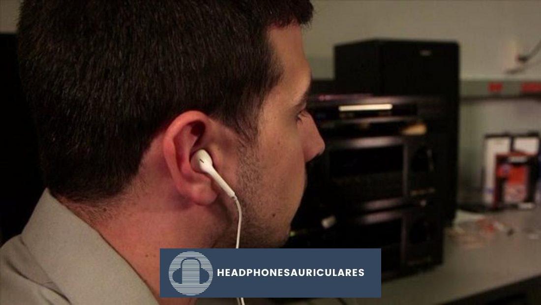Una persona que usa los auriculares de forma incorrecta.  (De: cbs4indy.com)