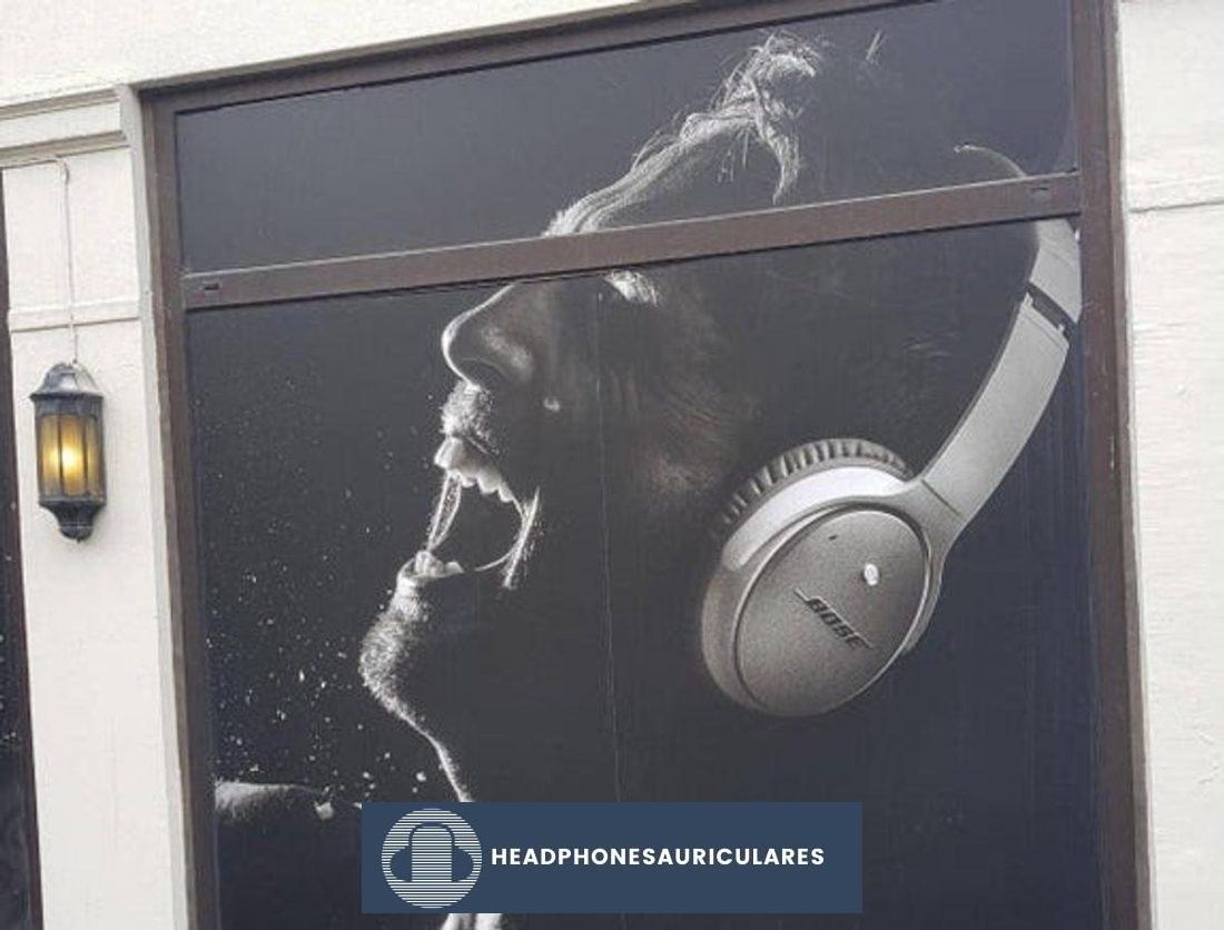 Los auriculares Bose se usan incorrectamente en este comercial.  (De: Henrik929/Reddit)
