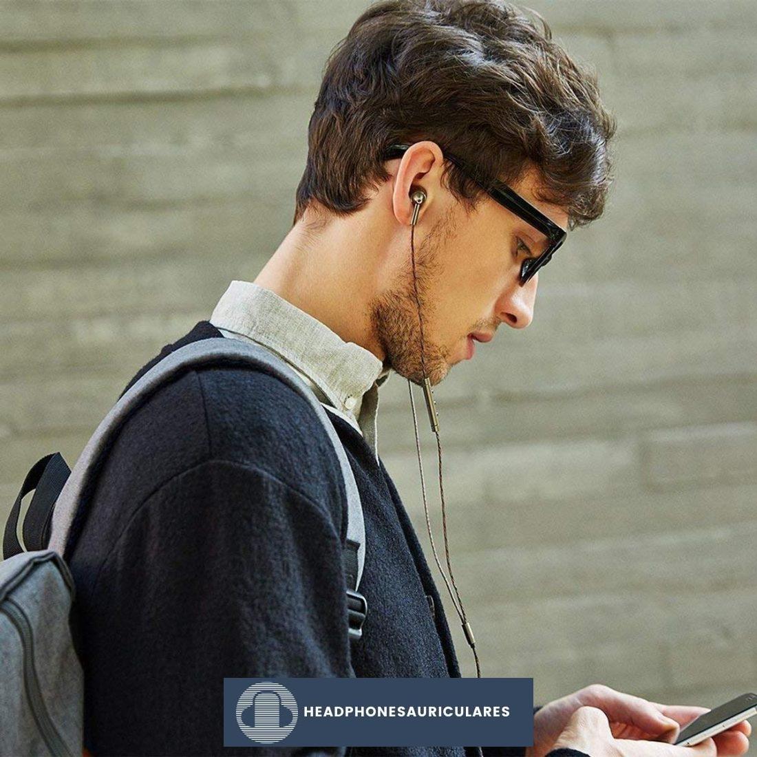 Hombre usando auriculares 1More Quad Driver (De: Amazon)